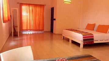 Studio Deluks | Meja kerja, setrika/meja setrika, Wi-Fi gratis, dan seprai linen