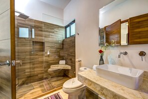 Appartement exclusif, 2 chambres (Lunata 2) | Salle de bain | Douche, articles de toilette (gratuits), serviettes fournies