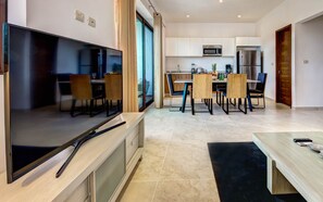 Departamento exclusivo, 2 habitaciones (Lunata 2) | Sala de estar | Televisión de pantalla plana