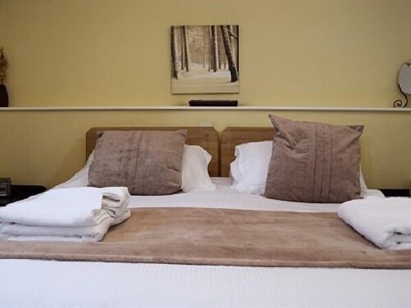 Double or Twin Room, Ensuite | 1 bedroom, premium bedding, blackout drapes, iron/ironing board