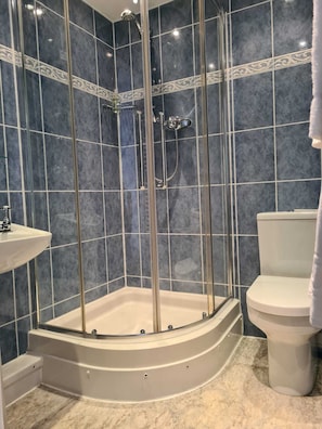 Doppel- oder Zweibettzimmer, mit Bad | Badezimmer | Umweltfreundliche Kosmetikartikel, Haartrockner, Handtücher, Seife