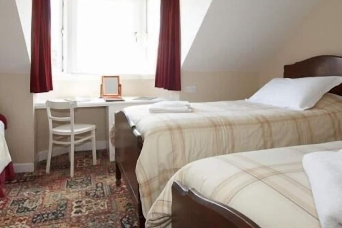 Quarto triplo, suíte | Roupas de cama premium, berço de viagem, roupa de cama