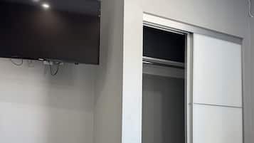 Family Room | Desk, free WiFi, bed sheets