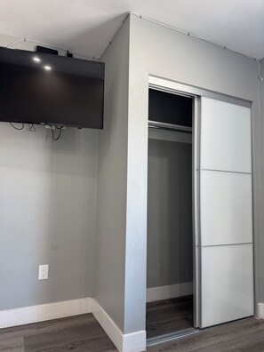 Family Room | Desk, free WiFi, bed sheets - Holiday Lodge (Los Angeles)