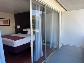 Standard Room, 1 King Bed, Balcony | Desk, free WiFi, bed sheets - Holiday Lodge (Los Angeles)