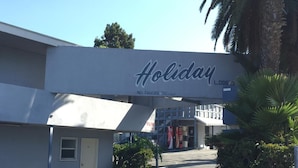 Un Holiday Inn Express con un letrero que indica que no se permiten camiones de más de 7 pies y un estacionamiento al frente.