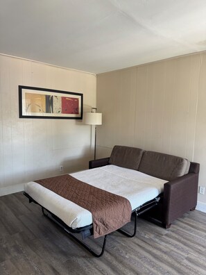 Living area - Holiday Lodge (Los Angeles)