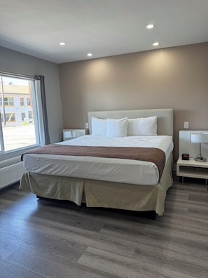 Family Room | Desk, free WiFi, bed sheets