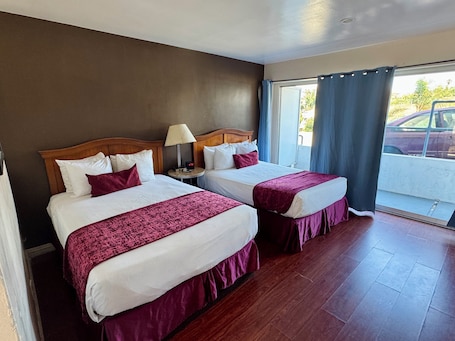 Desk, free WiFi, bed sheets. Holiday Lodge
