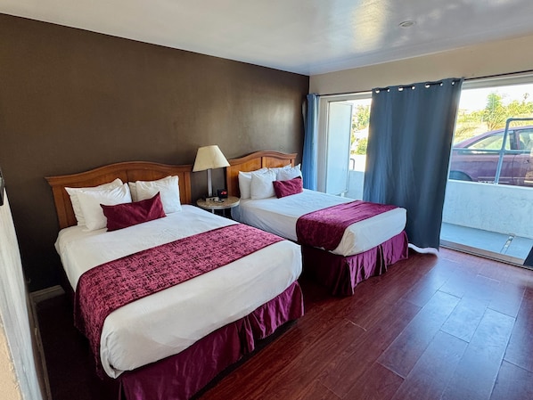 Desk, free WiFi, bed sheets - Holiday Lodge (Los Angeles)