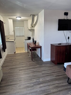 Family Room | Desk, free WiFi, bed sheets