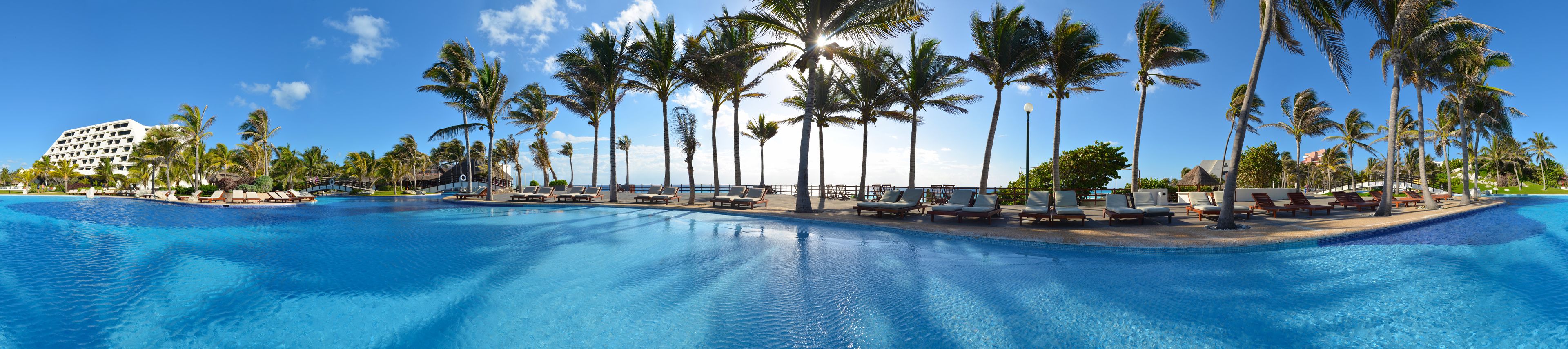 Piscina externa, funciona das 8h às 20h, espreguiçadeiras