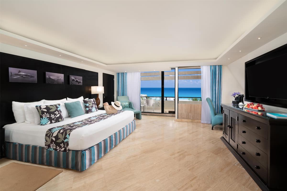 Suite Pyramid Junior | 1 bedroom, free minibar, in-room safe, blackout curtains
