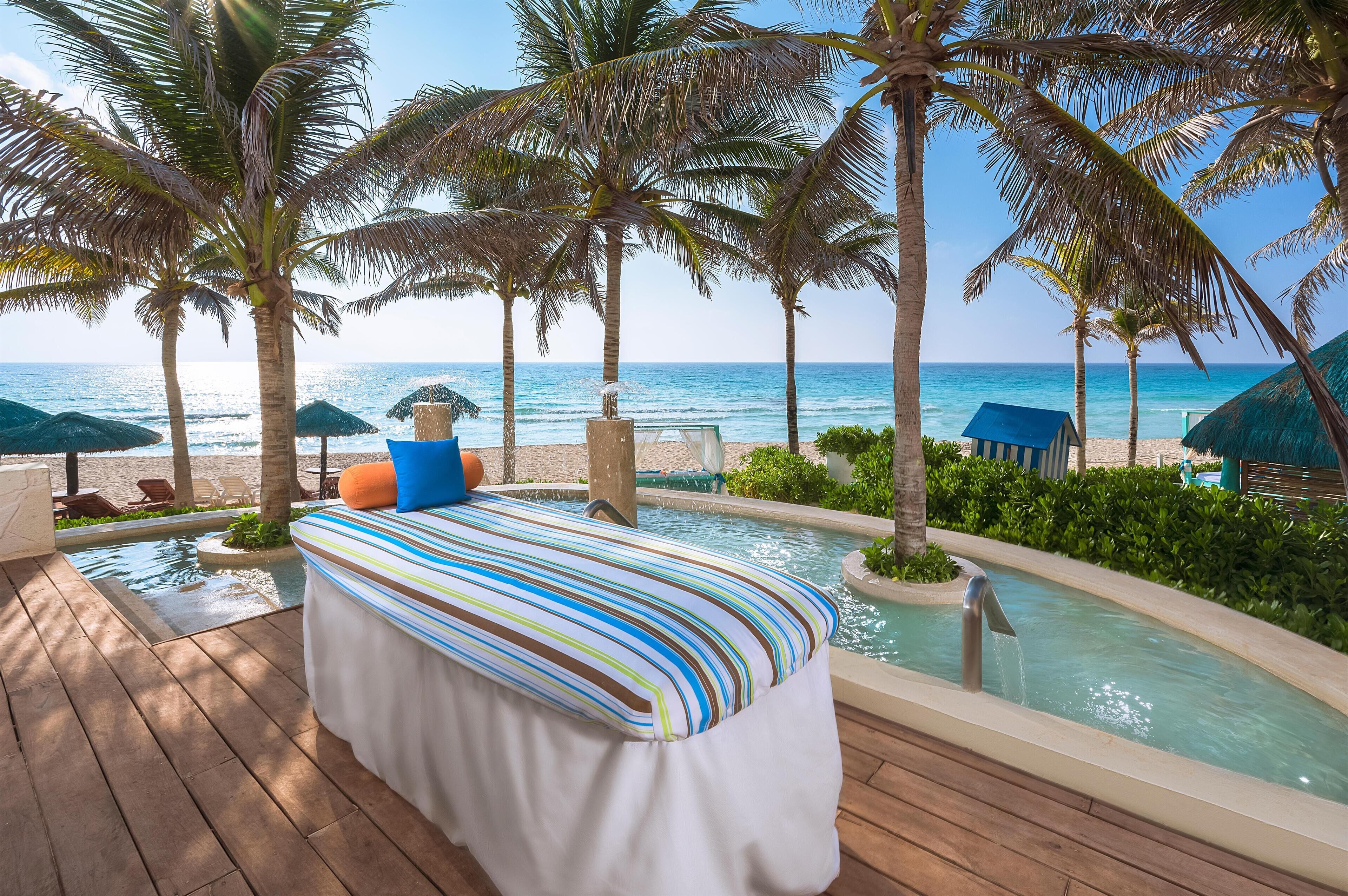 Salas de tratamiento para parejas, un sauna, una bañera de hidromasaje