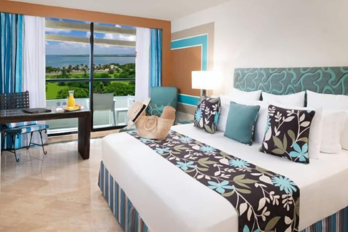 1 bedroom, free minibar, in-room safe, blackout curtains