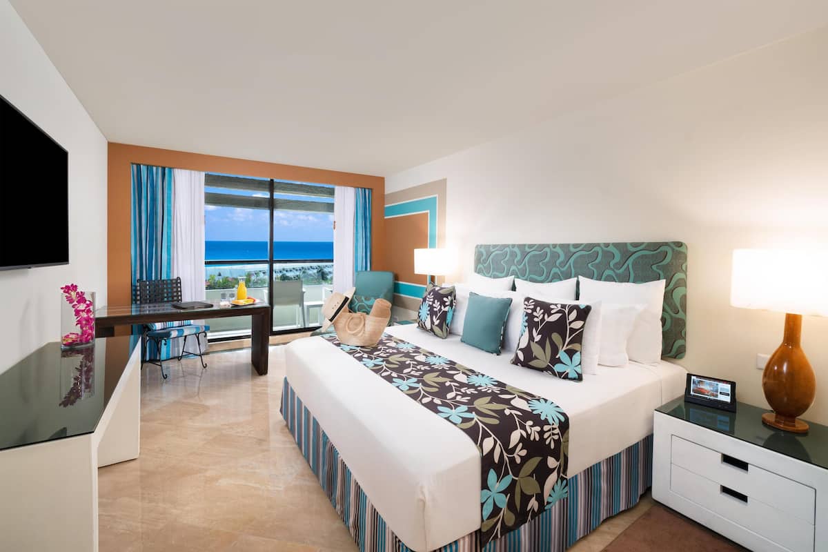 1 bedroom, free minibar, in-room safe, blackout curtains