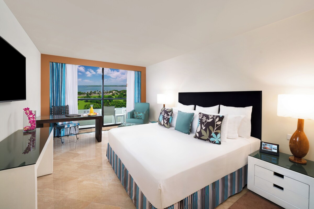 Free minibar, in-room safe, blackout curtains