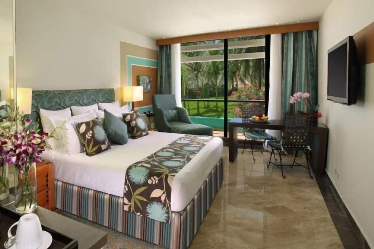 1 bedroom, free minibar, in-room safe, blackout curtains