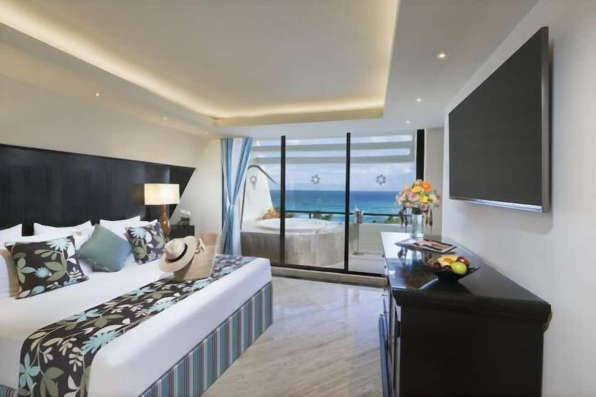 1 bedroom, free minibar, in-room safe, blackout curtains