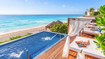 Piscina externa, funciona das 8h às 20h, espreguiçadeiras