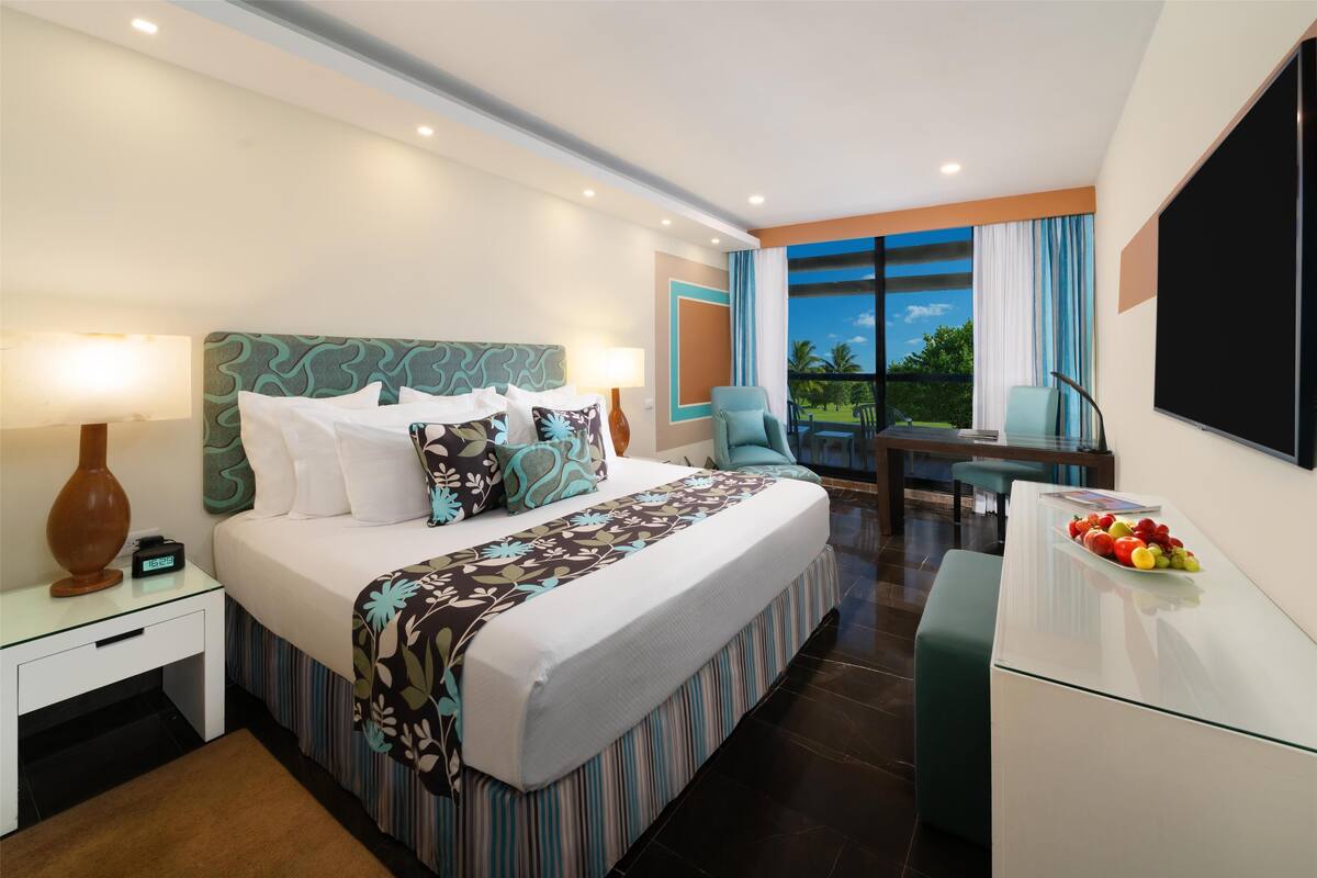 1 bedroom, free minibar, in-room safe, blackout curtains