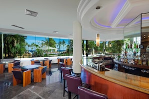13 bares o lounges, 2 bares en la playa, bar junto a la alberca