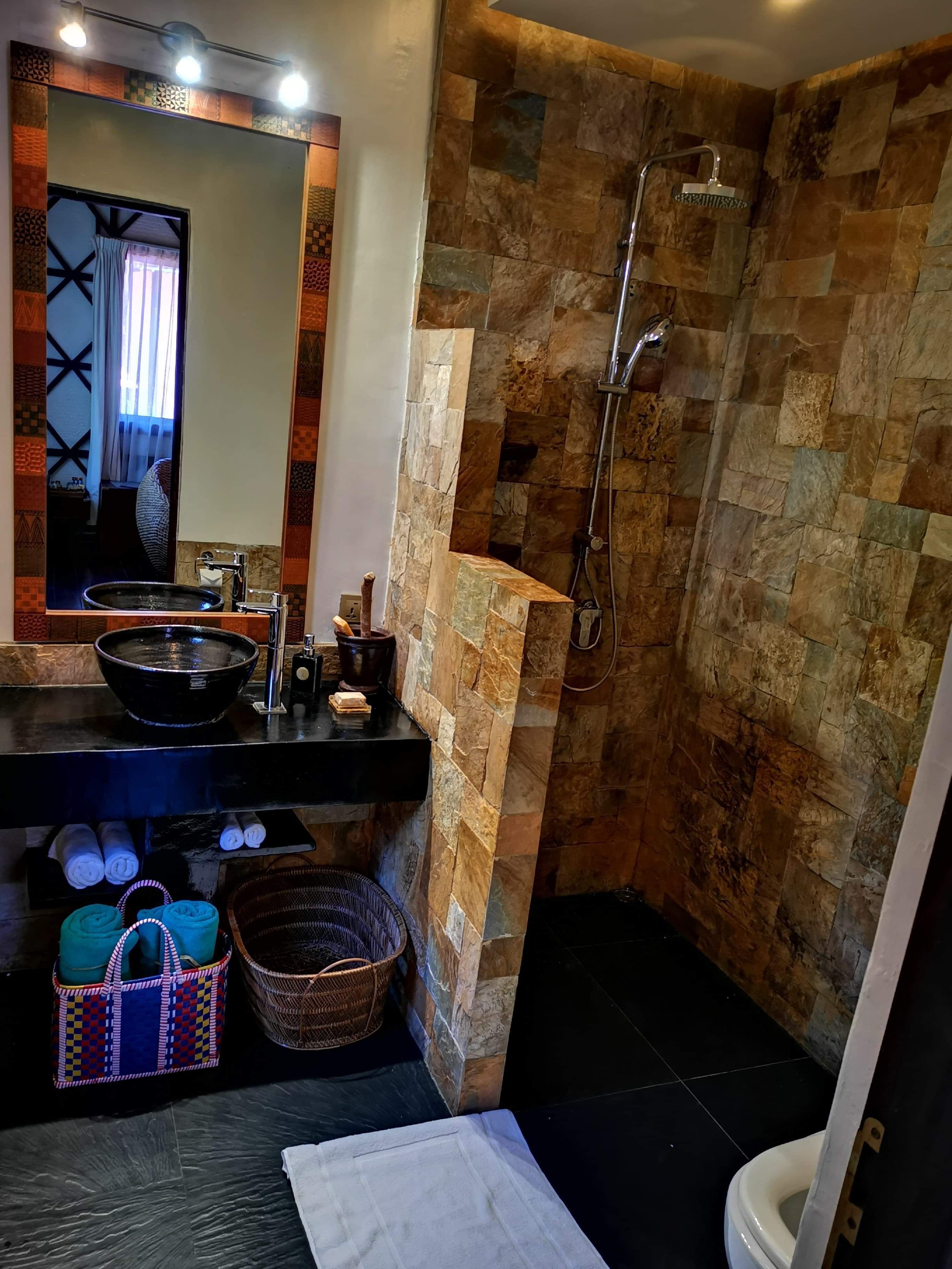 shower, rainfall showerhead, free toiletries, hair dryer