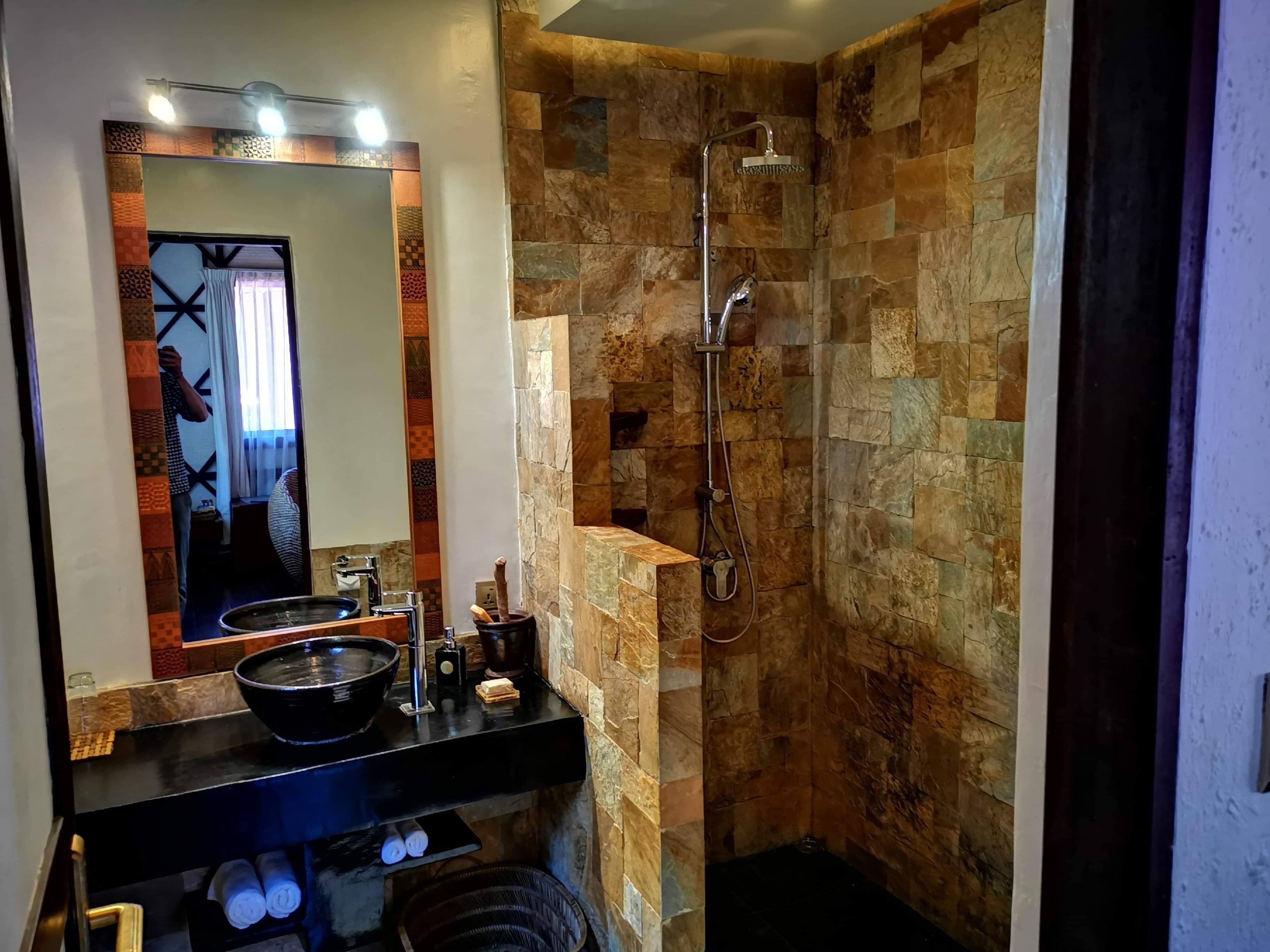 shower, rainfall showerhead, free toiletries, hair dryer