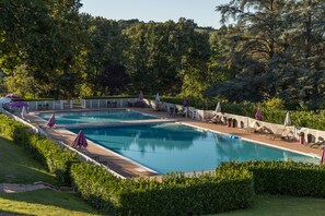2 piscines extérieures, parasols de plage, chaises longues