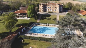 A large estate with a swimming pool, a covered patio, and expansive views of the surrounding countryside. - Château de Loubéjac (L'Honor-de-Cos)