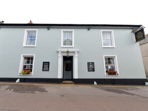 Bar (trong khuôn viên)