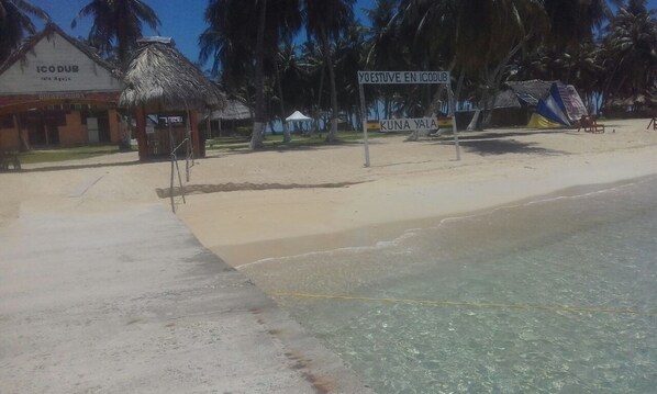 På stranden, strandbar og roing