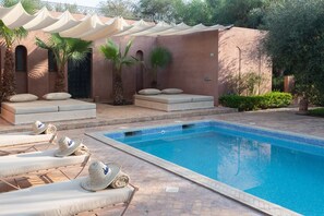 2 outdoor pools, pool umbrellas, sun loungers - Dar Layyina (Marrakech)