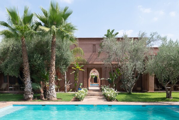 2 outdoor pools, pool umbrellas, sun loungers - Dar Layyina (Marrakech)