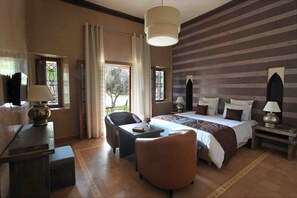Deluxe Suite, Private Bathroom | Egyptian cotton sheets, premium bedding, in-room safe, blackout drapes - Dar Layyina (Marrakech)