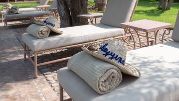 2 buitenzwembaden, parasols voor strand/zwembad