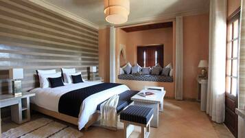 Deluxe suite, privébadkamer, uitzicht op bergen (Suite Royale) | Lakens van Egyptisch katoen, luxe beddengoed, een kluis op de kamer