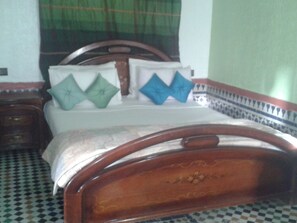 Basic-Doppel- oder -Zweibettzimmer, mit Bad (privée)