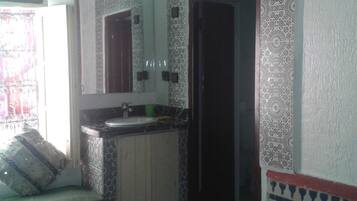 Basic Double or Twin Room, Ensuite (privée) | Bathroom