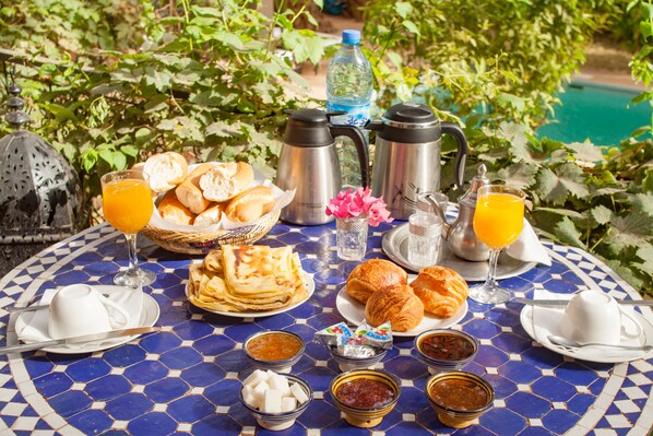 Breakfast, lunch, dinner served; Moroccan cuisine, garden views 
