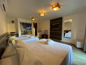 QUARTO QUADRUPLO COM VARANDA | Minibar, in-room safe, individually decorated, blackout drapes - Pousada Vila do Dengo (Itacaré)