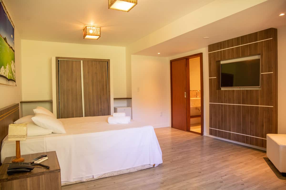 QUARTO DUPLO DELUXE | Minibar, safe på rommet, blendingsgardiner og strykejern/-brett