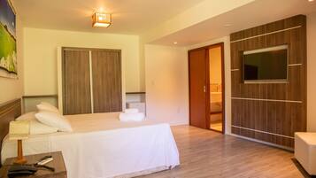 QUARTO DUPLO DELUXE | Minibar, caja de seguridad en la habitación y decoración personalizada