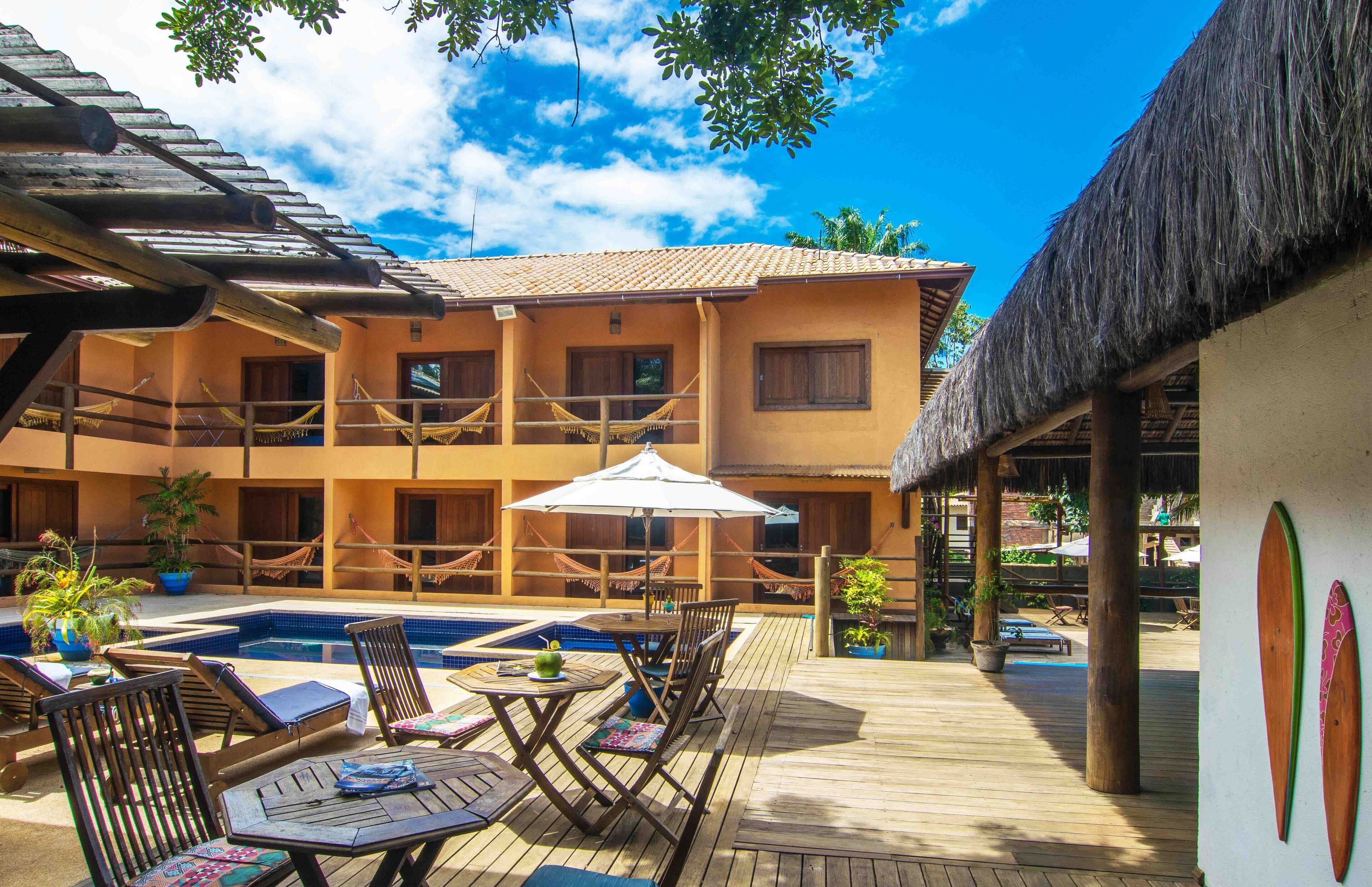 2 piscinas externas, barracas de cortesia, guarda-sóis