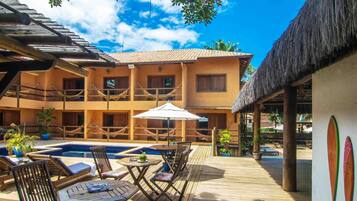 2 piscinas externas, barracas de cortesia, guarda-sóis