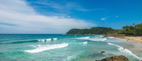 Una playa cerca, toallas de playa