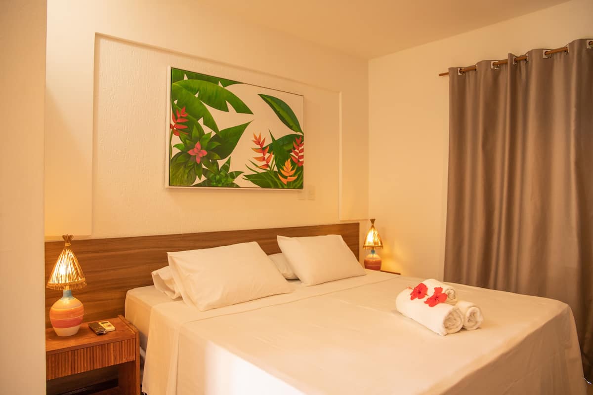 QUARTO DUPLO COM VARANDA | 1 slaapkamer, een minibar, een kluis op de kamer