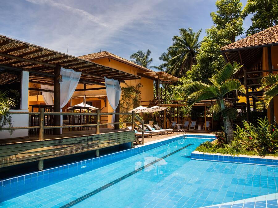 2 piscinas al aire libre, cabañas de piscina gratuitas, sombrillas