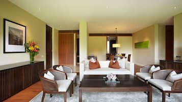 LÀgenhet - 2 sovrum - kök - utsikt mot trÀdgÄrden | 1 sovrum, gratis produkter i minibar och vÀrdeförvaringsskÄp pÄ rummet