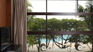Condo, 1 King Bed, Kitchen, Garden View | Living room | Plasma TV